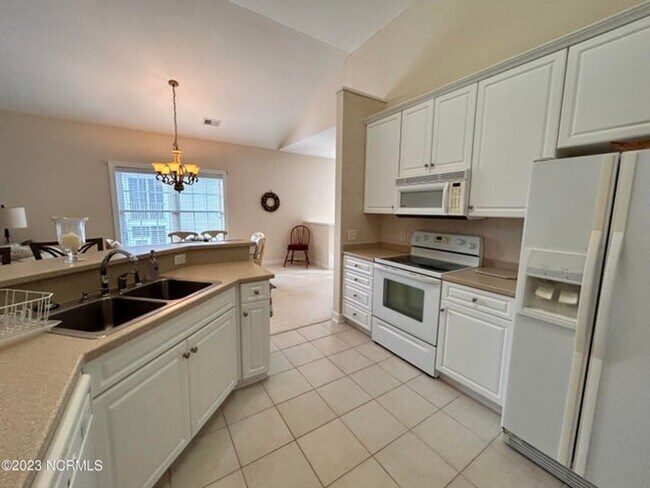 Building Photo - Furnished 3 Bedroom, 2 Bathroom in Sea Tra...