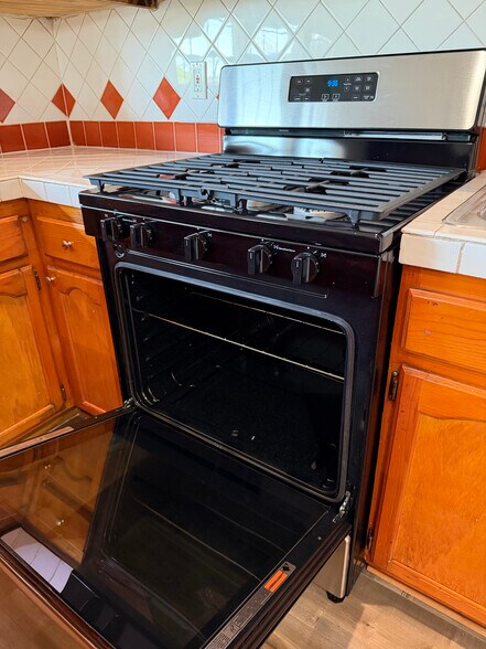 Building Photo - 12621 Victoria Ave