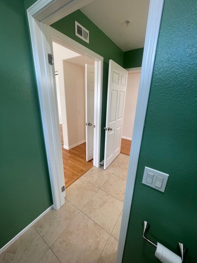 Building Photo - Very Spacious 1 Bed, 1 Bath Condo in Mission Viejo For Rent-In Unit Laundry and Attached Garage