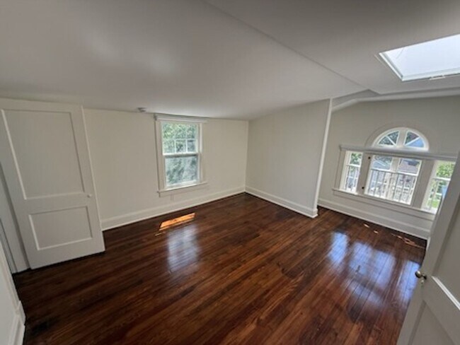 Building Photo - *DREAM LOCATION* 6BR Completely Renovated Duplex