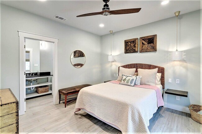 Building Photo - 224 E Oaks Ave