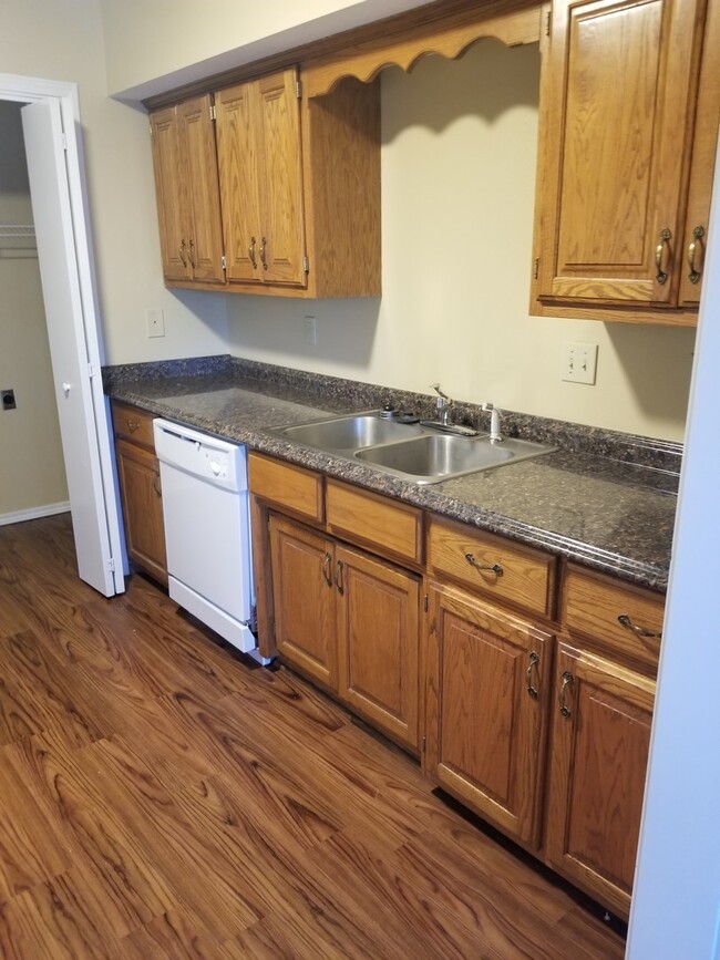 Building Photo - Townhome with a fireplace