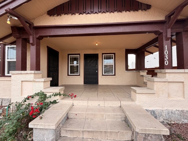 Building Photo - 1030 E 7th St