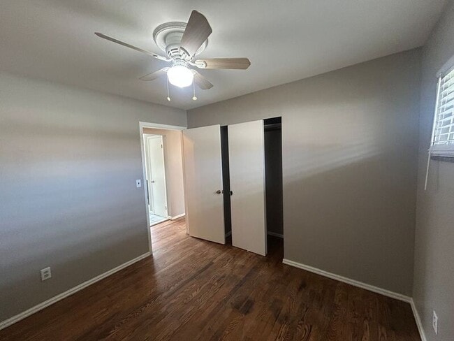 Building Photo - 2801 Royal Glen Dr