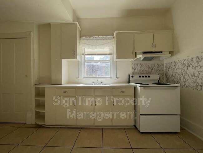 Building Photo - 825 Hamilton Blvd