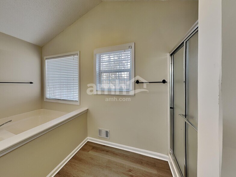 Building Photo - 1017 Queensbury Run