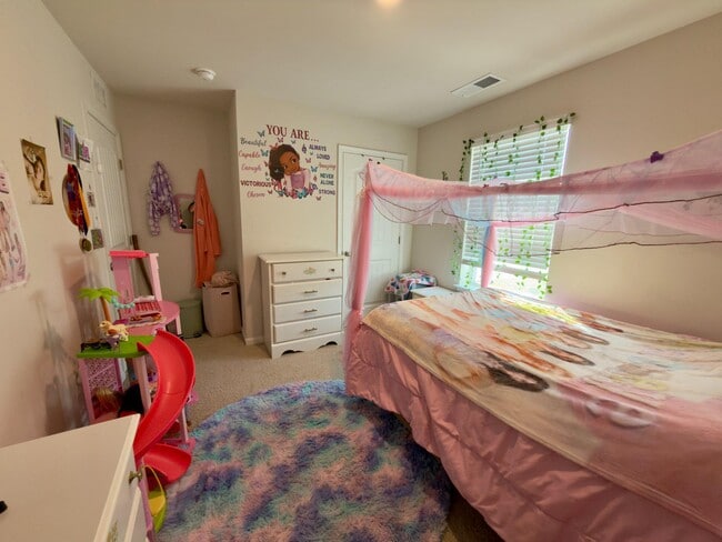 Building Photo - 61 New England Dr