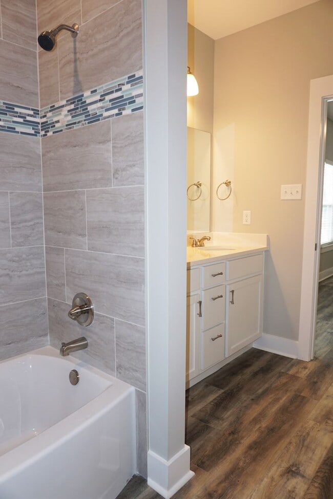 Building Photo - 3 Bedroom, 2 Bath Home in Valley View- PRE...