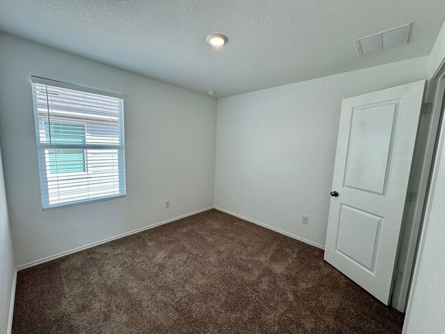 Building Photo - Modern 4-Bedroom Home with Community Pool ...