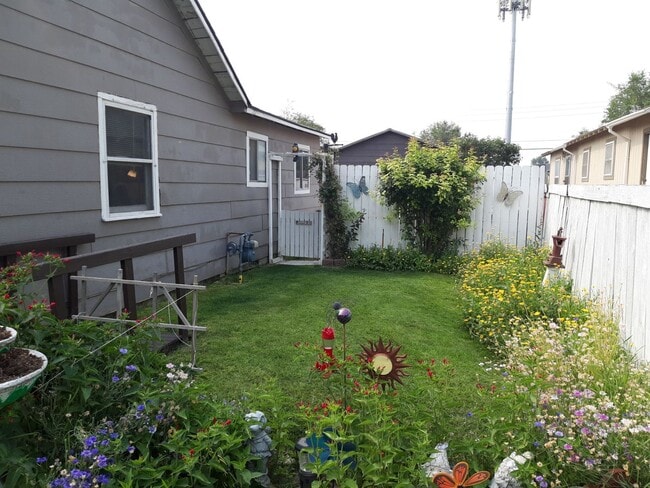 Building Photo - Cozy Home