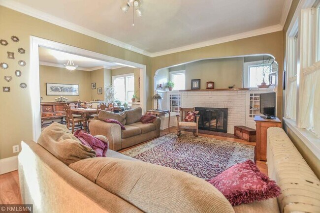 Building Photo - 253 Macalester St