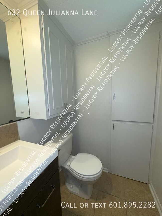 Building Photo - 632 Queen Julianna Ln