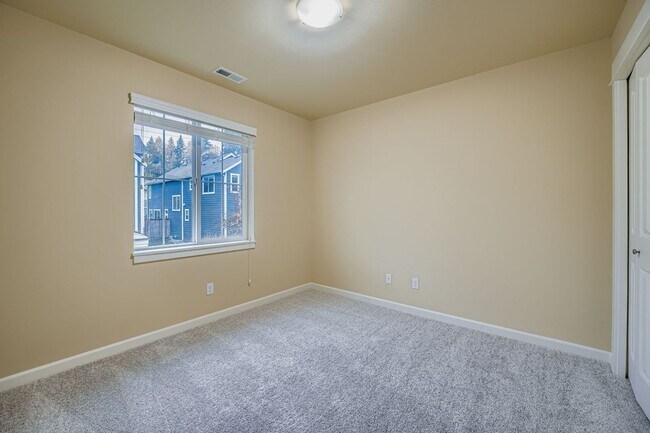 Building Photo - Stunning 3BD / 3BA Redmond Home. Spacious, Updated & Designed for Comfort!