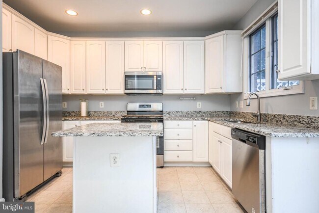 Building Photo - 1303 Cameron Hill Ct