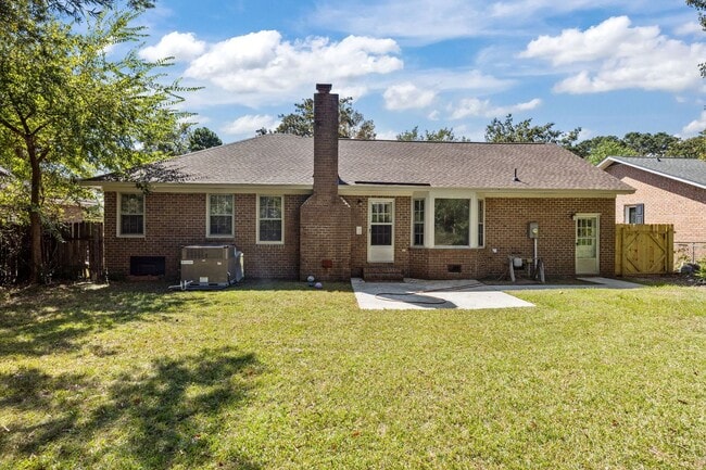 Building Photo - Charming Rental in Central Location