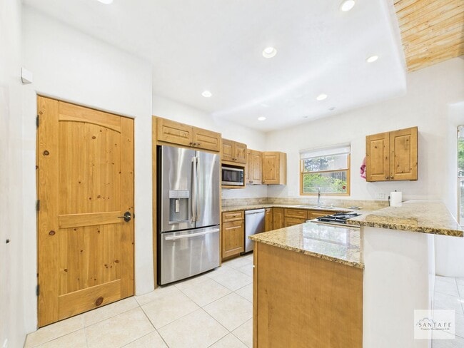 Building Photo - Beautifully Done Custom Built Townhouse wi...
