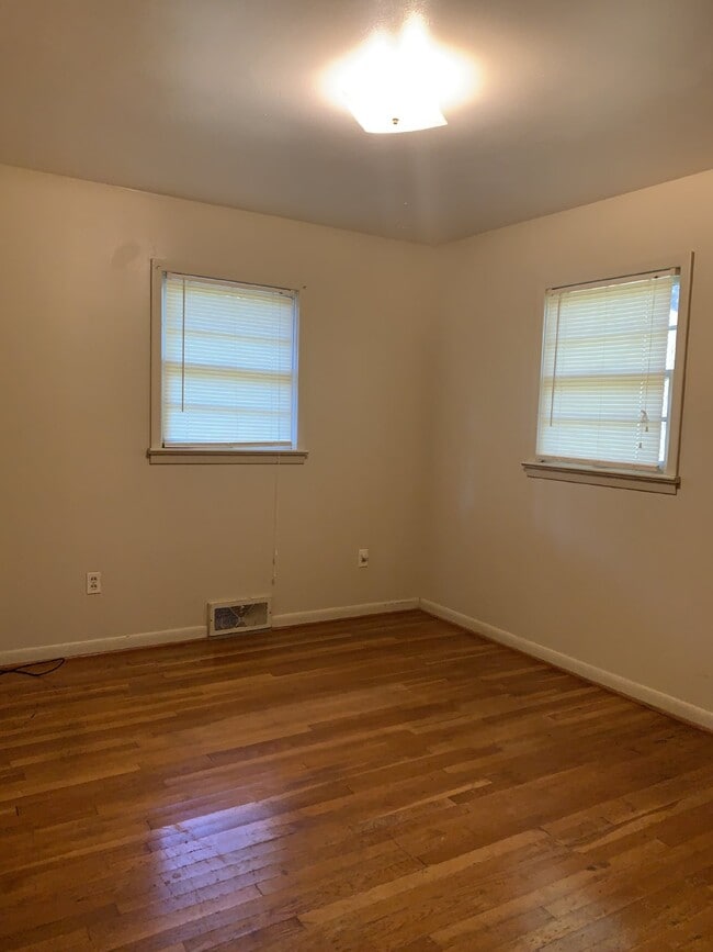 Building Photo - Charming 3-Bedroom Home with 2 Full Bathro...