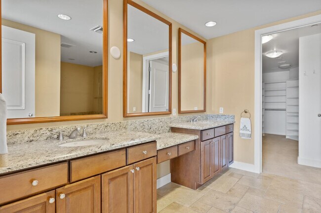 Building Photo - 2211 E Camelback Rd