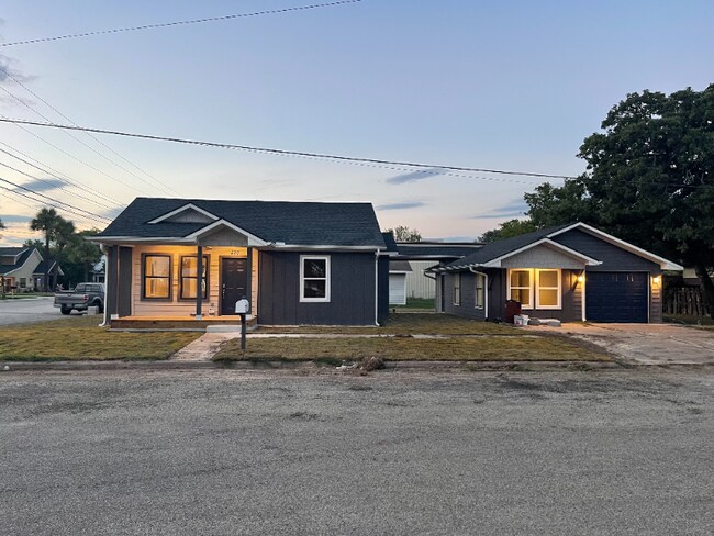 Building Photo - 407 E Houston St