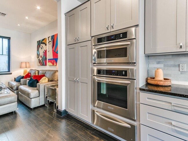 Building Photo - 115 NE 3rd St