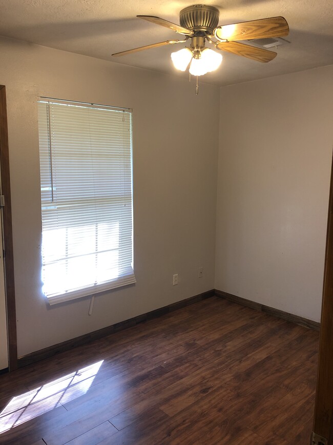 Bedroom sized for bunk bed or twin bed capacity - 950 E Avenue H