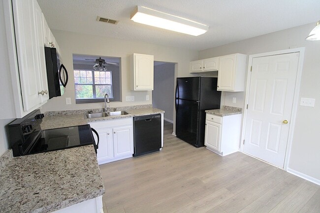 Building Photo - 3 Bedroom Home with a 1 Car garage!