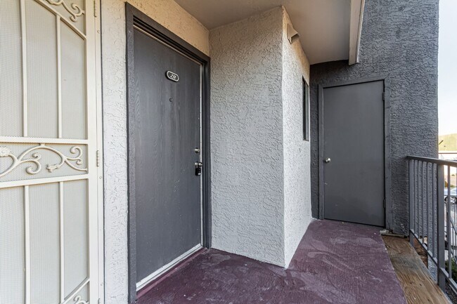 Building Photo - Updated 2-Bedroom COZY Condo Just Minutes ...