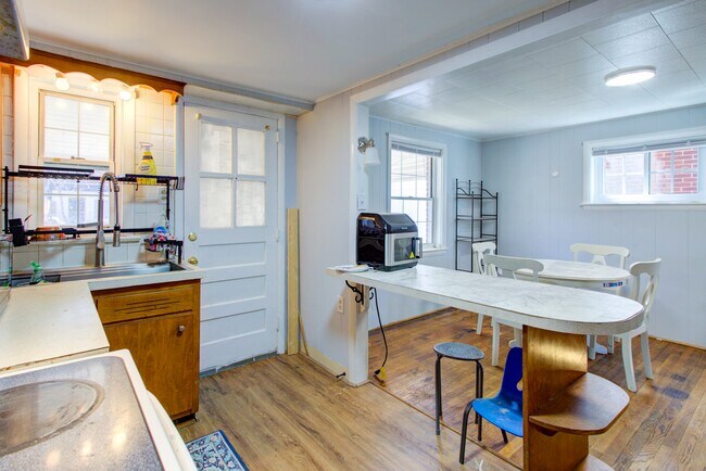 Building Photo - 824 Wabank St