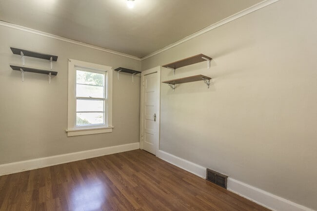 Building Photo - 2 Bedroom 2 Bathroom Home Available