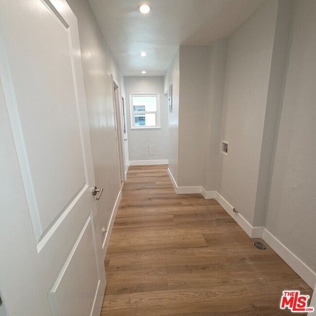 Building Photo - 418 S Roxbury Dr