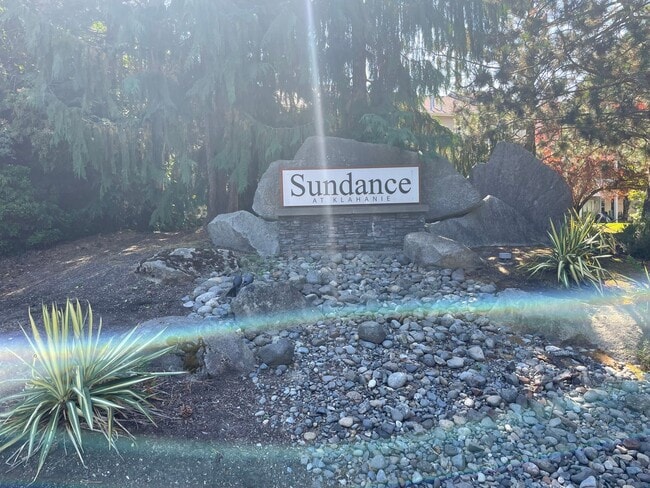 Building Photo - Sammamish - 3 BR, 2 BTH ground floor condo...