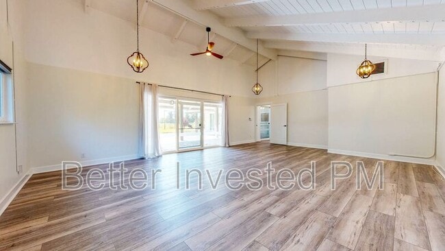Building Photo - 475 Country Club Dr