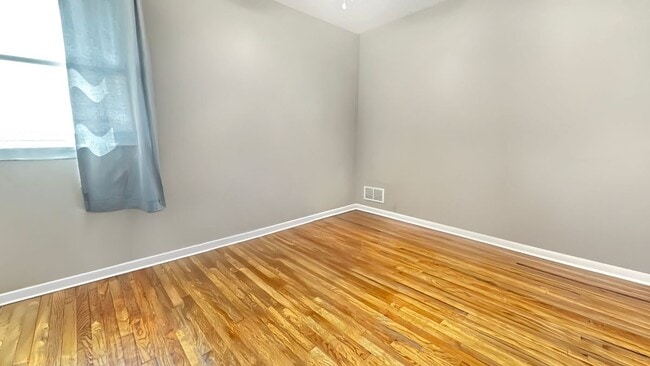 Building Photo - 106 6th Ave