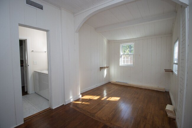 Building Photo - 3 Bedroom, 2.5 Bathroom in Shandon - The F...
