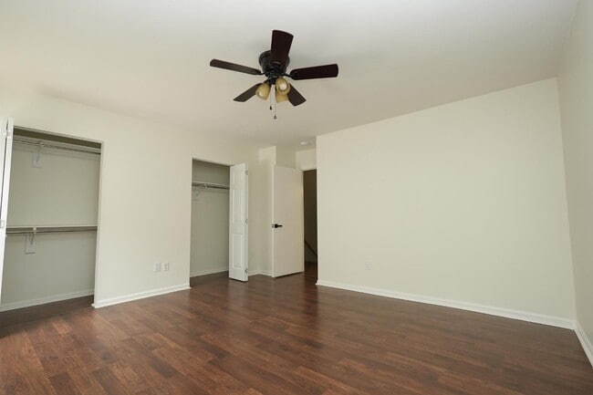 Building Photo - 8807 Hunter Ridge Dr