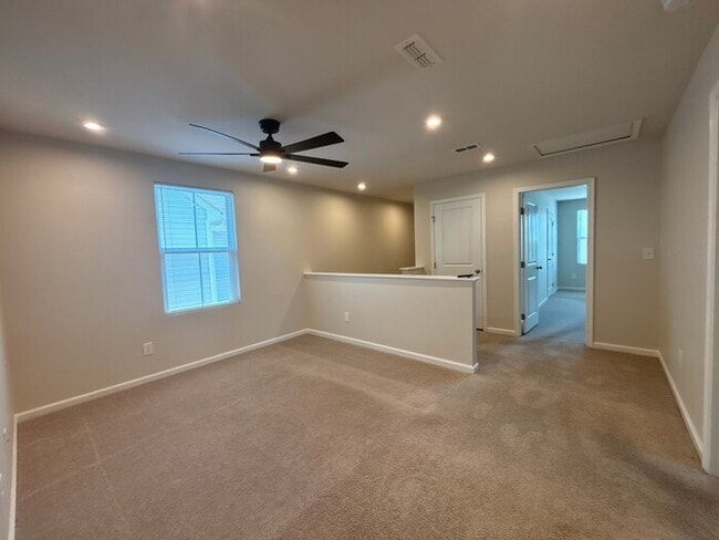 Building Photo - Spacious 5-Bedroom Home in Dillon Lakes