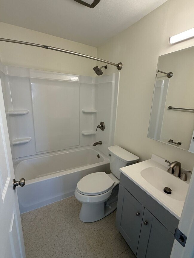 Building Photo - Riverside 2 bedroom/ 1.5 bath Newly Renovated