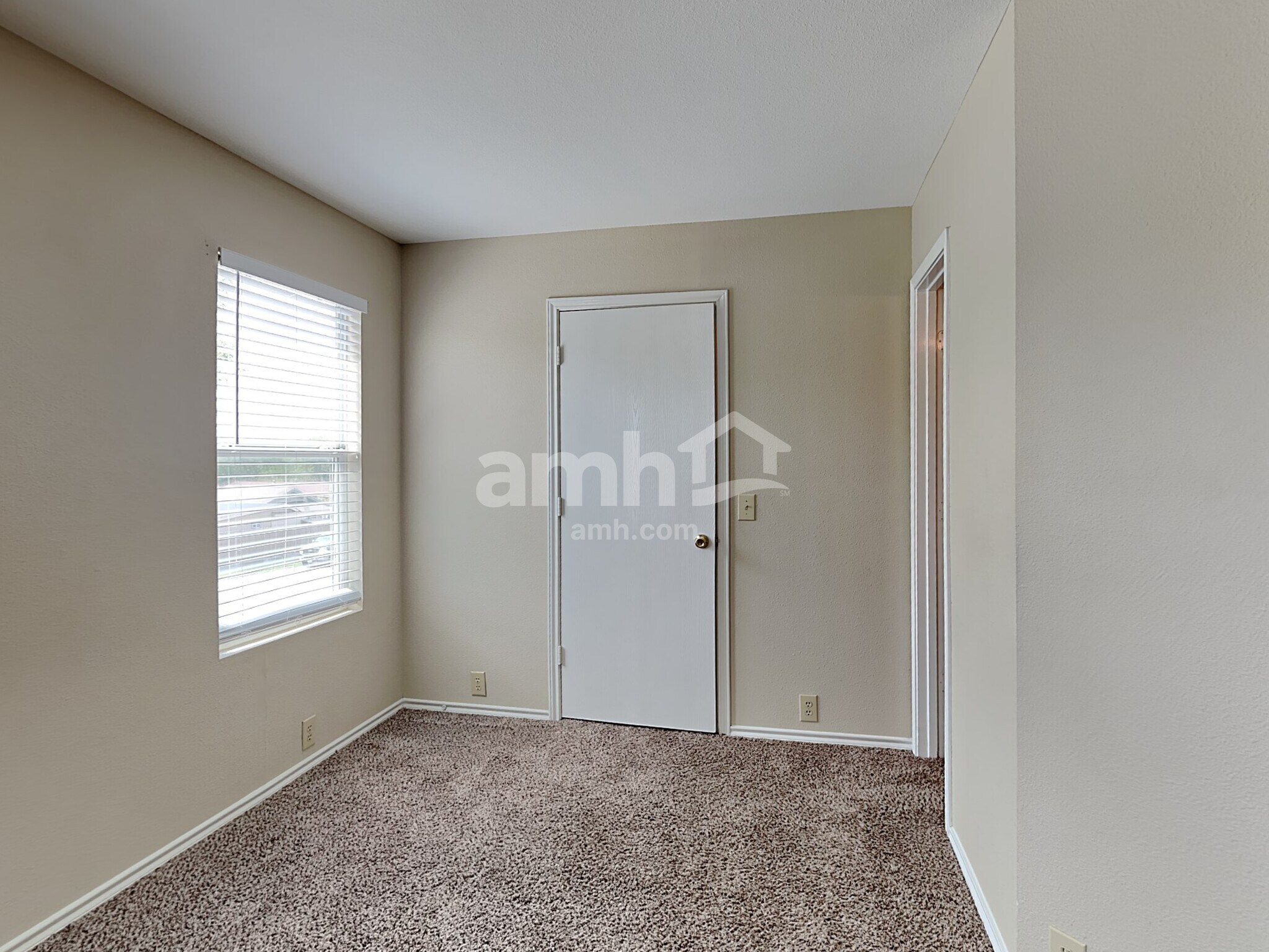 Building Photo - 6013 Midcrown Dr