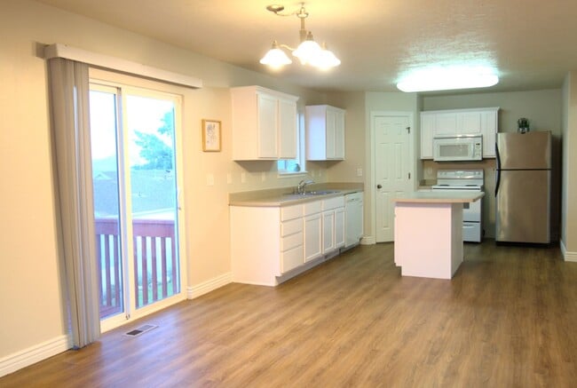 Building Photo - Large Family Home Ready for You!!