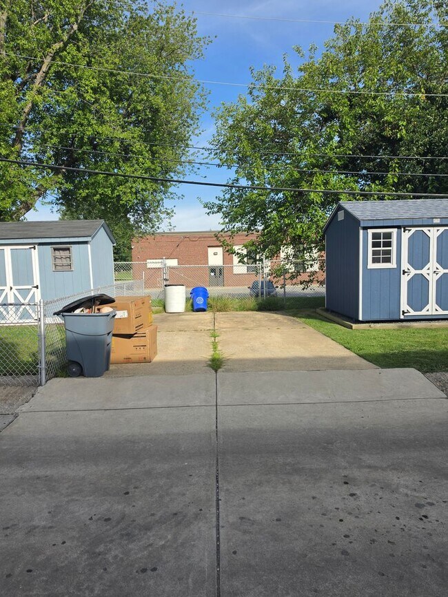 Building Photo - 928 Maple Ave