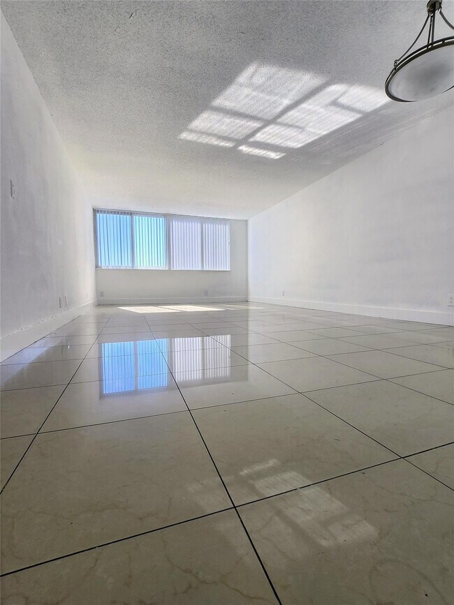 Building Photo - 9001 SW 77th Ave