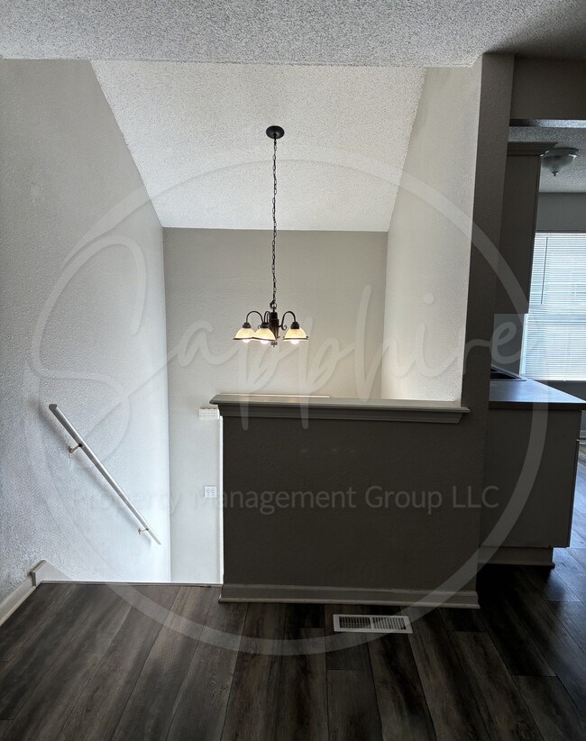 Building Photo - 5623 N Northwood Terrace