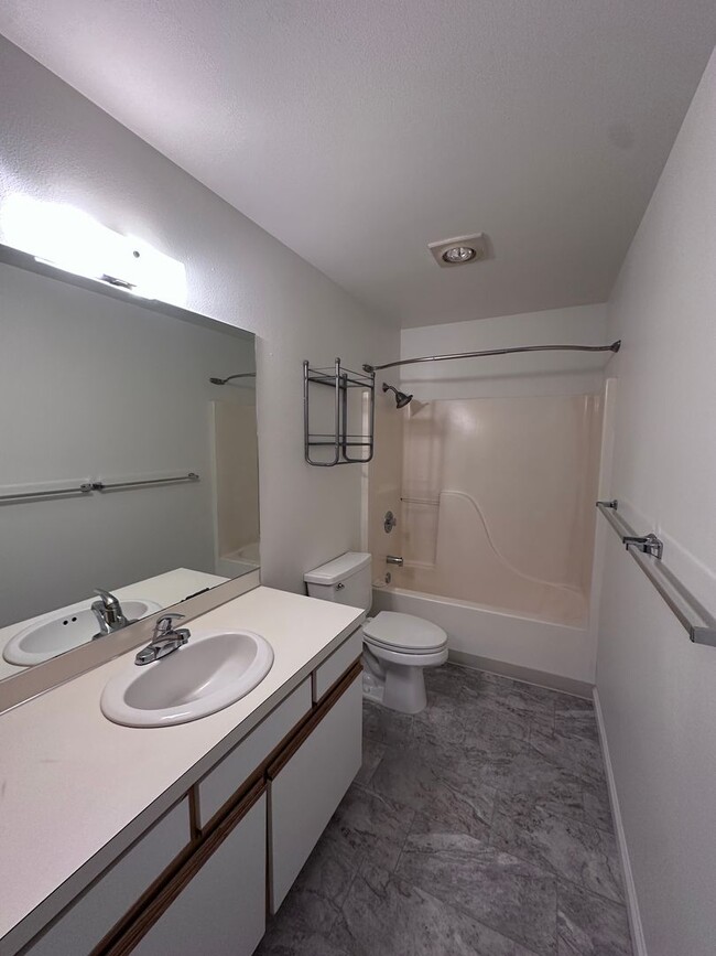 Building Photo - NE Bend Rental Near St. Charles Hospital | 2 Bed, 1 Bath | Off-Street Parking | 97701