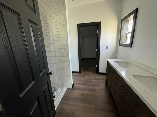 Building Photo - Newly remodeled 3 bedroom 2 bath across from Park!