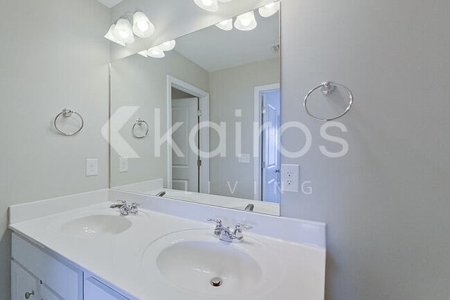 Building Photo - 877 Silent Barge Cv