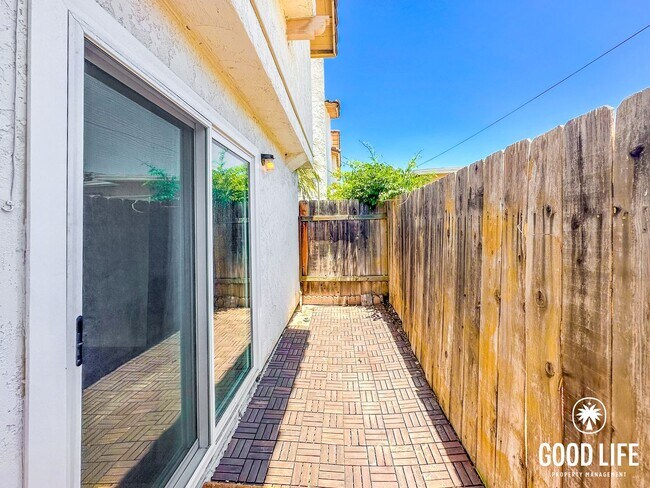 Building Photo - SD: Renovated 3BD/2.5BA Condo in Chula Vista with Fireplace, W/D & Private Balcony