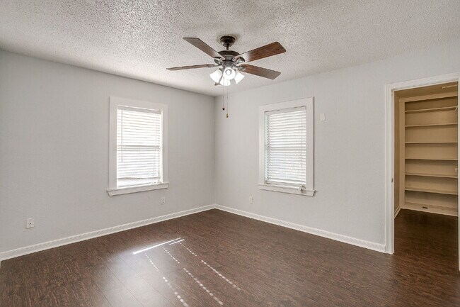 Building Photo - Charming 3-Bedroom Cottage in River Oaks