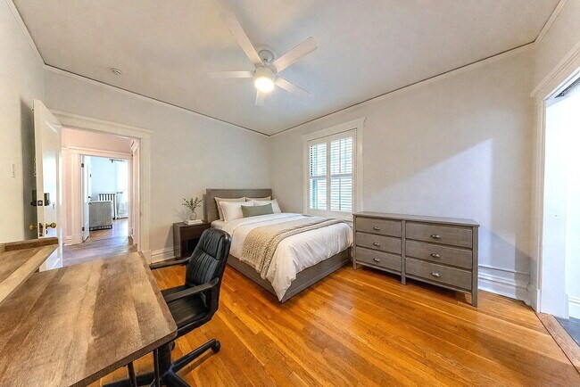 Building Photo - Gorgeous U-City Pershing Ave 4 bedroom/3 bath GEM - Fully Furnished with CLASS AND ELEGANCE - Mus...