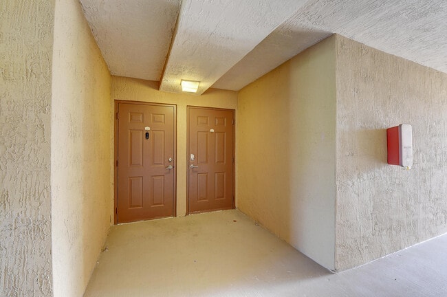 Building Photo - 1223 Villa Cir