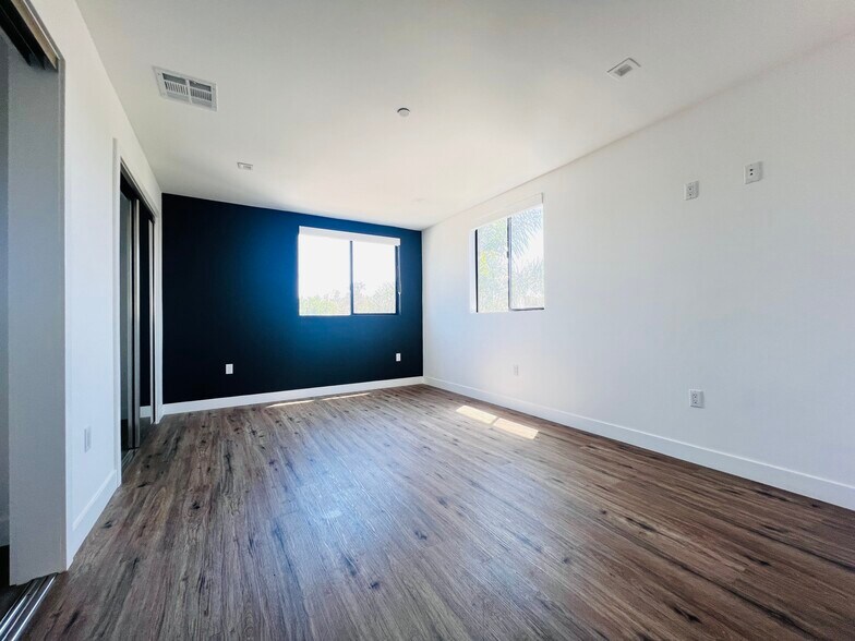 Building Photo - 4576 Oakwood Ave